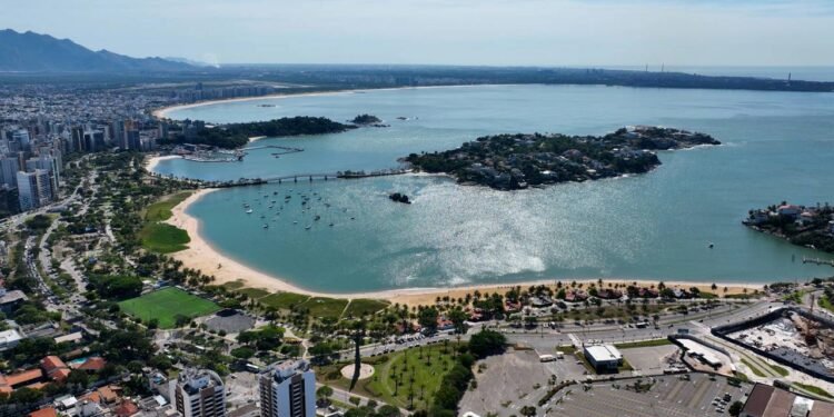 A capital numa ilha com a 2ª melhor qualidade de vida entre as capitais do Brasil tem praia no continente e montanha a 50 km