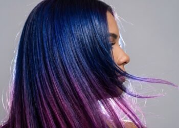 Como cuidar de cabelos coloridos e evitar que a descoloração enfraqueça ainda mais os fios