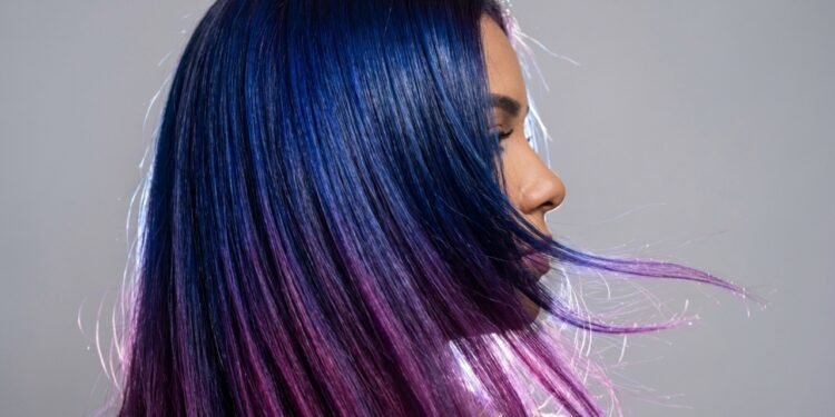 Como cuidar de cabelos coloridos e evitar que a descoloração enfraqueça ainda mais os fios