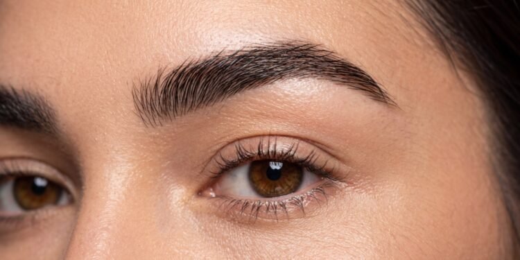 Quer sobrancelhas mais cheias e definidas? Veja o que fazer todos os dias para melhorar o volume naturalmente