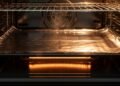 Por que você nunca deve colocar papel alumínio em um forno elétrico
