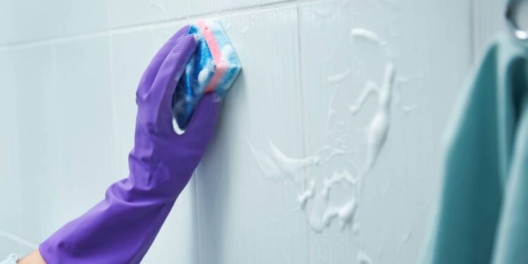 A palavra-chave aqui é limpar juntas de azulejos de um jeito prático e acessível, usando produtos que muita gente já tem em casa - Créditos: depositphotos.com / serezniy