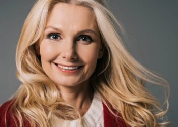 Penteados fáceis e elegantes para mulheres acima dos 40 que valorizam o rosto e economizam tempo