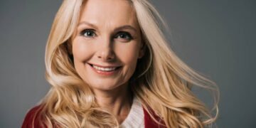 Penteados fáceis e elegantes para mulheres acima dos 40 que valorizam o rosto e economizam tempo