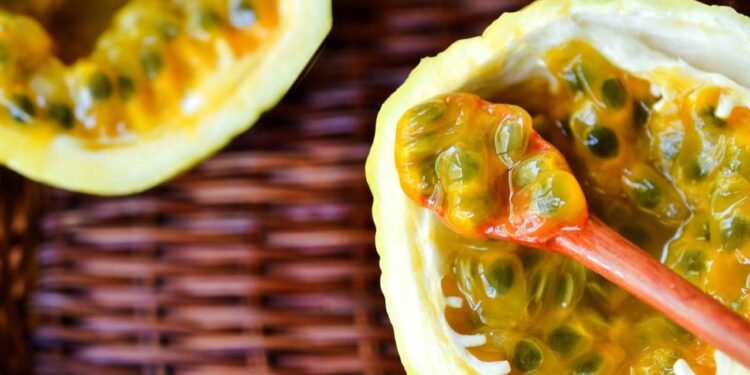 A palavra-chave central neste tema é maracujá efeito calmante, ligada à presença de substâncias como flavonoides - Créditos: depositphotos.com / AlessandraRC