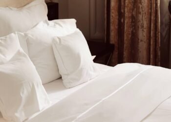 A comparação entre seda e cetim para quem busca o sono de beleza perfeito após os 50