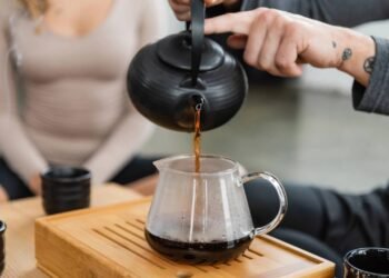 Nem café, nem energético: o chá que dá disposição o dia todo sem atacar o seu nervosismo