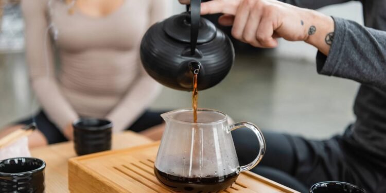 O chá preto nasce das folhas da planta Camellia sinensis, a mesma que dá origem ao chá verde e ao chá branco. - Créditos: depositphotos.com / HayDmitriy