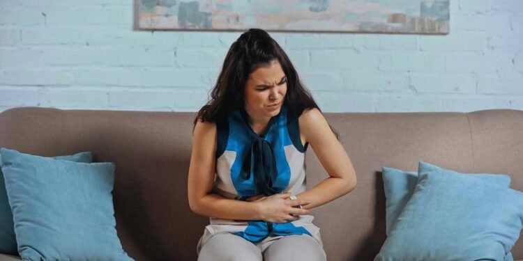 Quando bate a dúvida “cólica de gases, o que fazer”, algumas atitudes simples podem ajudar muito em poucos minutos.  - Créditos: depositphotos.com / AntonLozovoy