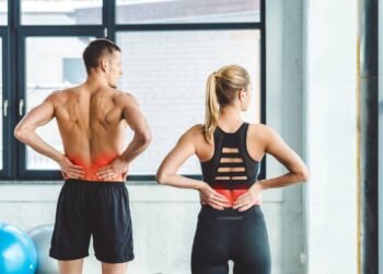 O alívio imediato para as costas travadas que você pode fazer usando apenas uma cadeira comum