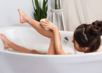 A pequena mudança no banho que acaba com a pele áspera e deixa o toque macio como seda