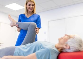 As melhores formas de exercitar o quadril após os 70 anos sem precisar ir à academia ou carregar peso