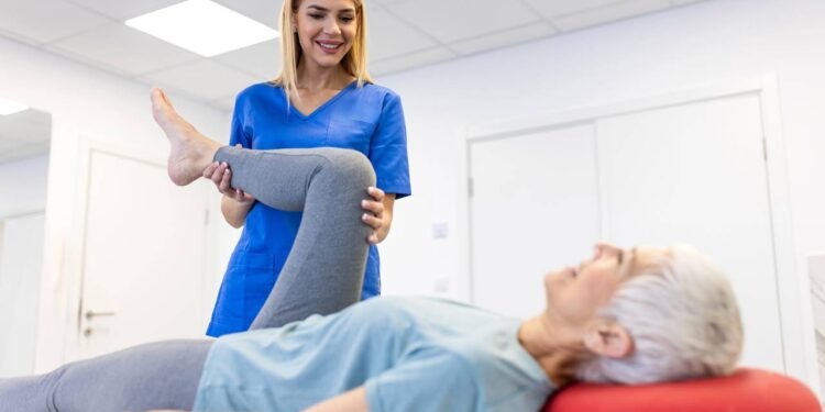 O fortalecimento do quadril em idosos tem relação direta com equilíbrio, mobilidade e prevenção de quedas - Créditos: depositphotos.com / royalty