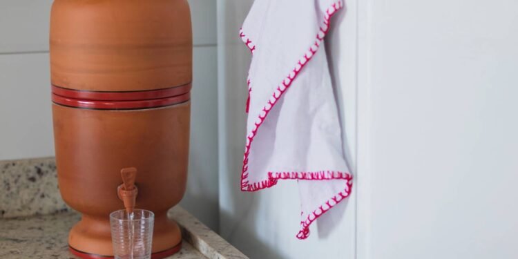 Essa passagem lenta é justamente um dos segredos do sistema. Em vez de muita água em pouco tempo, o filtro aposta na calma - Créditos: depositphotos.com / aln2311