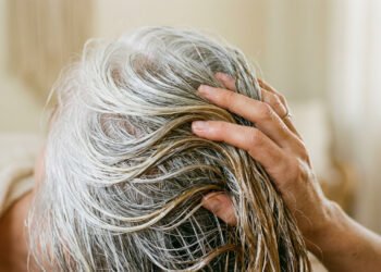 Como se livrar dos cabelos brancos em 10 minutos com um remédio caseiro simples: basta usar as cascas de frutas cozidas