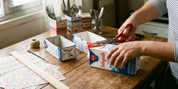 Antes de jogar fora as caixas de leite vazias, veja a ideia simples que transforma o material em uma linda decoração para a mesa