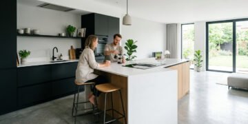 Mesa de jantar grande está perdendo popularidade: a nova tendência para 2026 valoriza espaços mais flexíveis