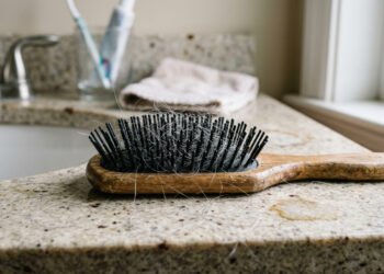 Esse mau hábito acelera o aparecimento de cabelos brancos e grisalhos em mulheres 40+