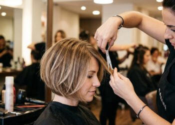 Novo corte de cabelo europeu virou tendência em 2026 promete afinar o rosto e dar mais brilho e volume para todas as mulheres acima dos 35 anos