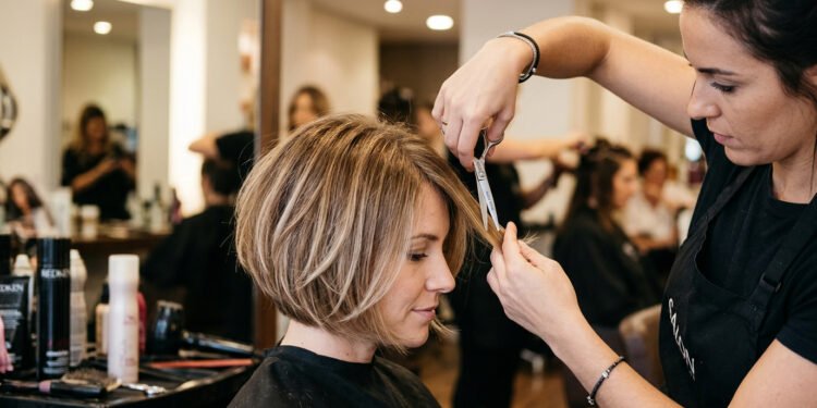 Novo corte de cabelo europeu virou tendência em 2026 promete afinar o rosto e dar mais brilho e volume para todas as mulheres acima dos 35 anos
