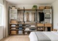 Projeto de interiores prioriza closet aberto no lugar do guarda-roupa fechado