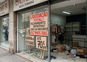 Famosa rede de moda feminina dá adeus após décadas de sucesso e fecha mais de 25 lojas.