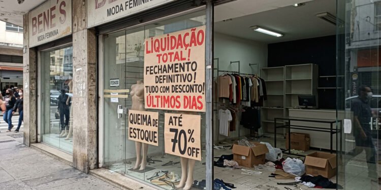 Famosa rede de moda feminina dá adeus após décadas de sucesso e fecha mais de 25 lojas.