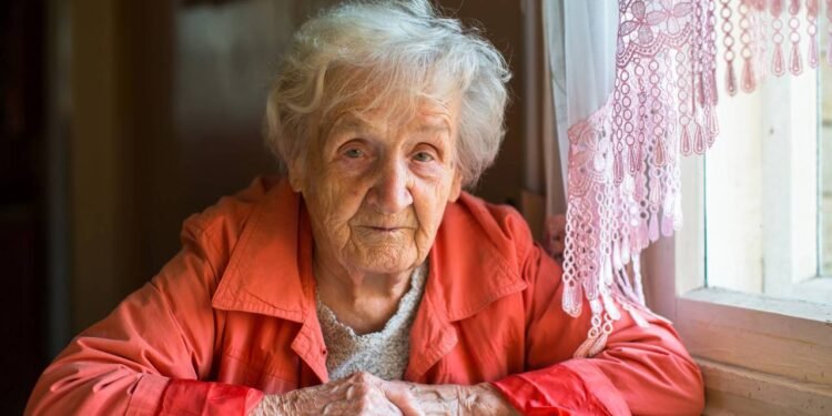 O silêncio que nasce da exclusão é um dos maiores vilões da saúde mental na maturidade - Créditos: depositphotos.com / dimaberkut