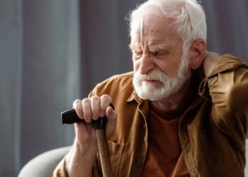 Segundo a psicologia, o silêncio dos idosos pode esconder dores emocionais profundas que passam despercebidas até dentro da própria família