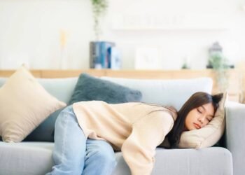 Especialistas explicam por que você sente tanto sono depois do almoço e o que pode estar por trás disso