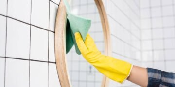 Nem pano seco, nem molhado: os 4 passos fundamentais para remover respingos de pasta de dente e gordura