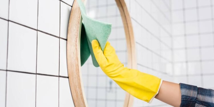 A palavra-chave principal aqui é como limpar espelhos sem manchar, e ela está diretamente ligada à prevenção - Créditos: depositphotos.com / IgorVetushko