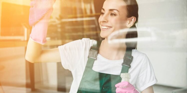 No uso diário, limpar blindex não significa sair usando qualquer produto de limpeza que estiver à mão. - Créditos: depositphotos.com / AlexShadyuk