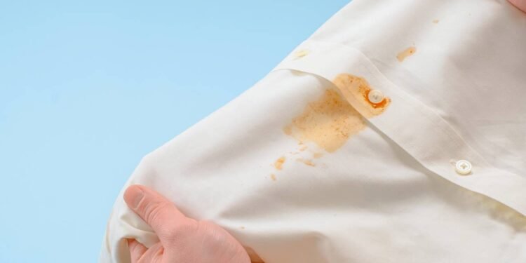 O molho de tomate mancha a roupa porque junta pigmentos fortes com gordura, que se agarram às fibras do tecido - Créditos: depositphotos.com / galiaromaniv88@gmail.com