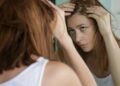 Cabelo afinando sem queda aparente: sinal silencioso que muitas mulheres ignoram após os 30 anos