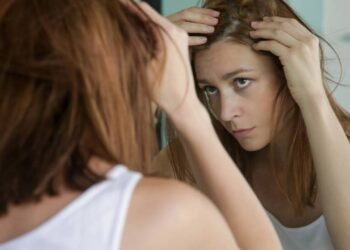 Cabelo afinando sem queda aparente: sinal silencioso que muitas mulheres ignoram após os 30 anos