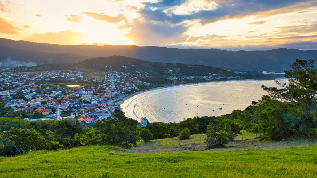 O antigo vilarejo catarinense no litoral que encanta visitantes do mundo inteiro e ainda recebe baleias visíveis da areia