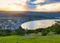 O antigo vilarejo catarinense no litoral que encanta visitantes do mundo inteiro e ainda recebe baleias visíveis da areia