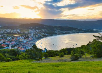 O antigo vilarejo catarinense no litoral que encanta visitantes do mundo inteiro e ainda recebe baleias visíveis da areia