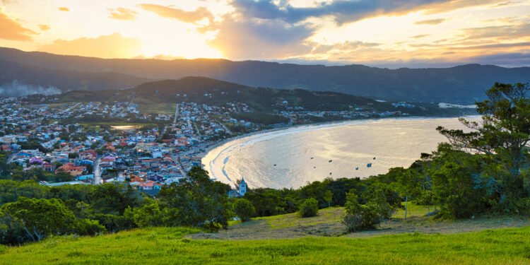O antigo vilarejo catarinense no litoral que encanta visitantes do mundo inteiro e ainda recebe baleias visíveis da areia