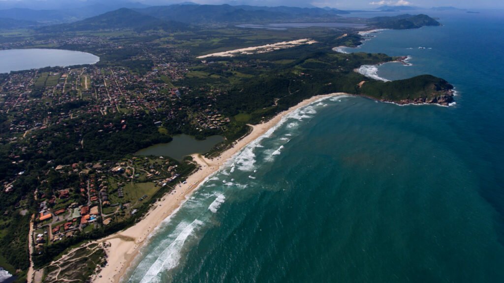 O antigo vilarejo catarinense no litoral que encanta visitantes do mundo inteiro e ainda recebe baleias visíveis da areia