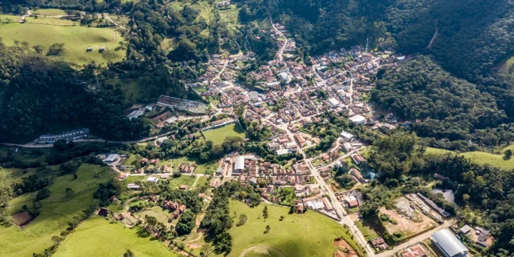 Gonçalves integra o turismo de contemplação à rusticidade de suas estradas de terra que levam a vistas panorâmicas da serra // Créditos: Wikipedia / Wikimedia Commons