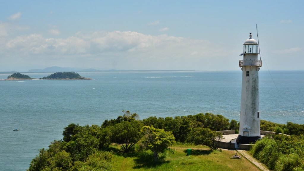 A vila paranaense sem carros que limita visitantes por dia e guarda um farol escocês de 1872 entre trilhas de Mata Atlântica
