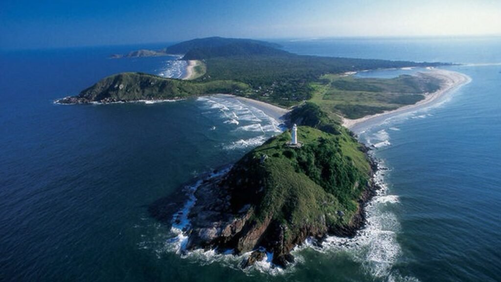 A vila paranaense sem carros que limita visitantes por dia e guarda um farol escocês de 1872 entre trilhas de Mata Atlântica