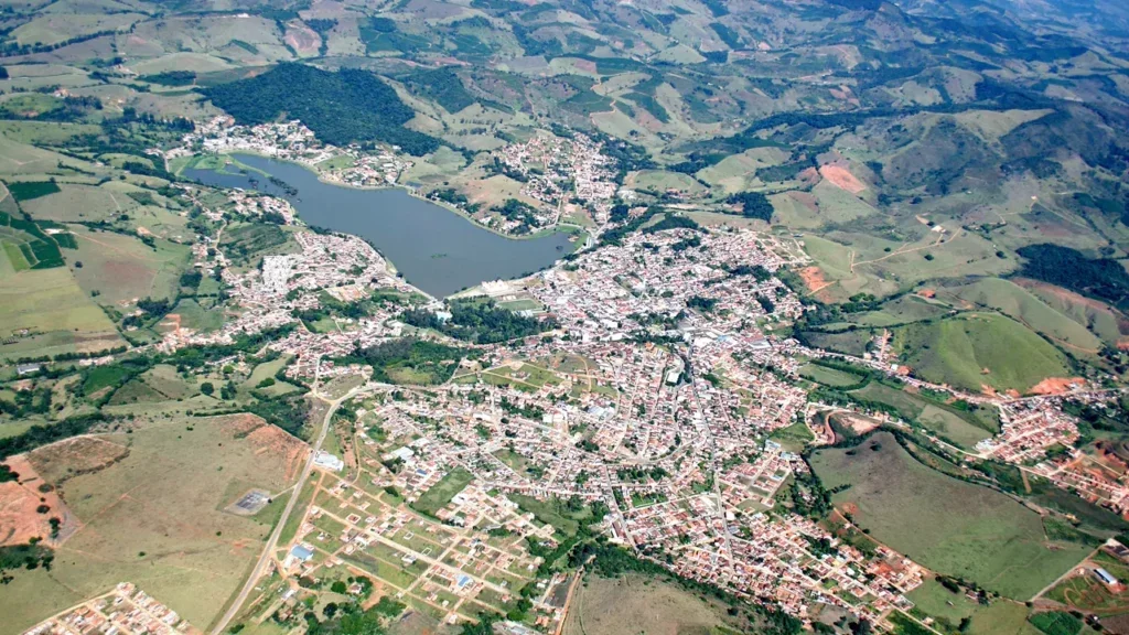 A Suíça Mineira com 21 mil habitantes guarda sete fontes de águas terapêuticas e um lago artificial que ocupa o coração da cidade