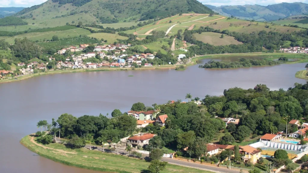 A Suíça Mineira com 21 mil habitantes guarda sete fontes de águas terapêuticas e um lago artificial que ocupa o coração da cidade