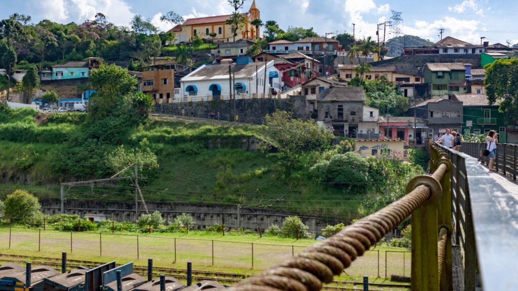 A vila vitoriana inglesa a 1 hora de São Paulo que parece cenário de filme com casas de madeira e névoa constante