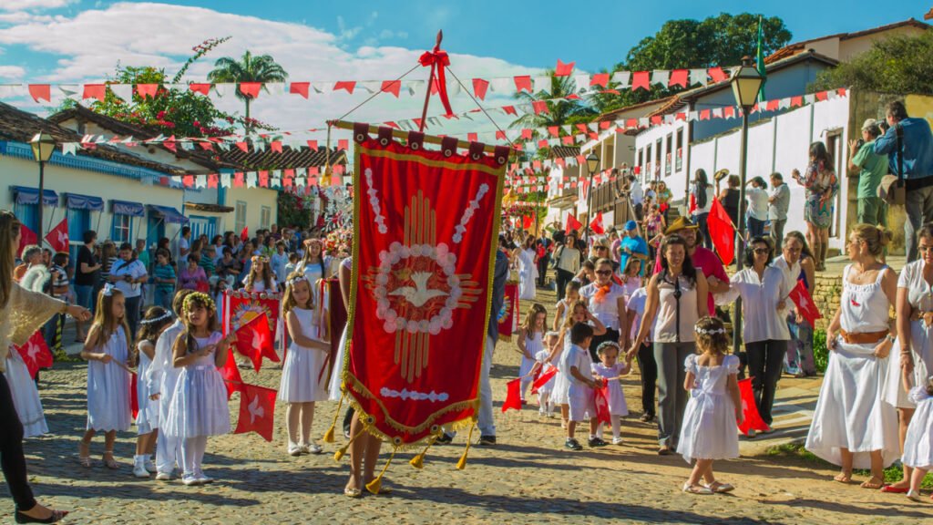 A 150 km da capital, essa cidade com quase 300 anos de história tem ruas calçadas de pedra e mais de 80 quedas d'água