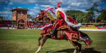 O vilarejo colonial de pedra com cachoeiras no quintal e as Cavalhadas medievais mais épicas do Brasil
