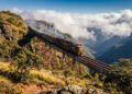 O “Trem para as Nuvens”: ferrovia que sobe a 4.200 metros na montanha, atravessa viadutos vertiginosos e toca o céu